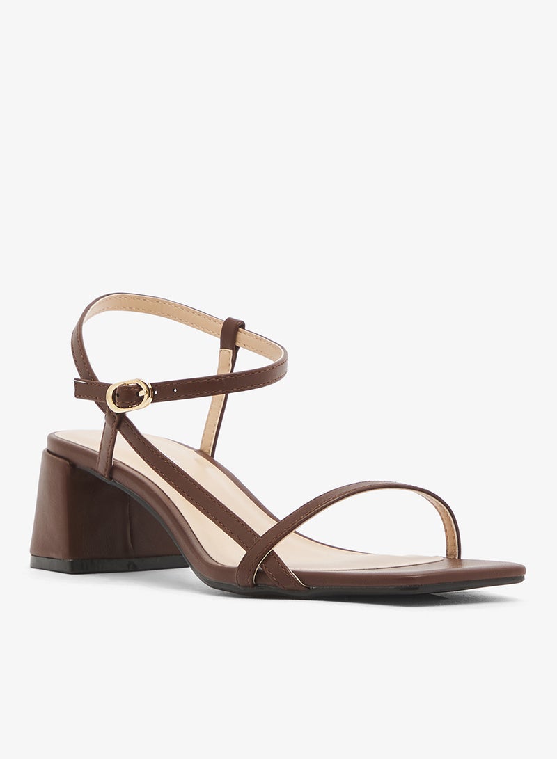 جلاموروس صنادل بكعب عريض منخفض بحزام للكاحل - Image 2